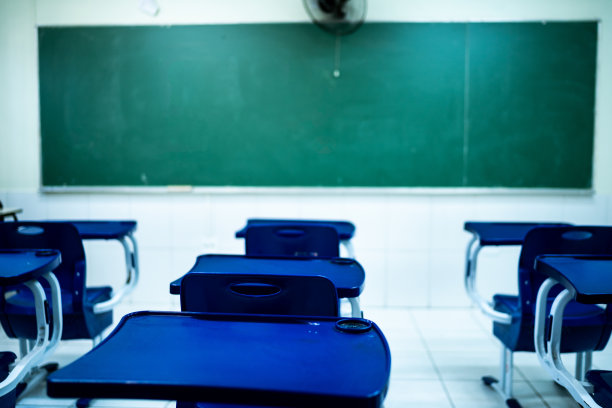 空桌子坐在空教室里-学校的主题图片下载