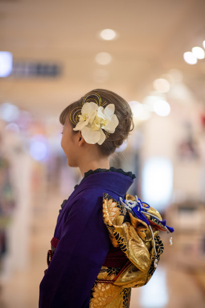 后视图的年轻女子在' Furisode '和服图片下载