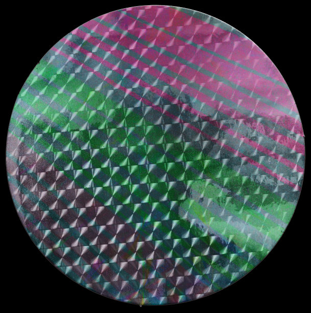 闪亮的圆形贴纸。凉爽的金属全息胶带形状孤立在黑色背景上。图片下载