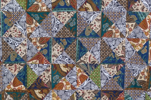 街头市场上细密的拼布被。印度尼西亚乌布的巴厘岛。特写拼接毯子纹理图片下载