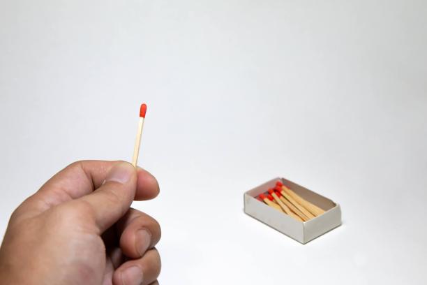 手拿火柴棍图片下载