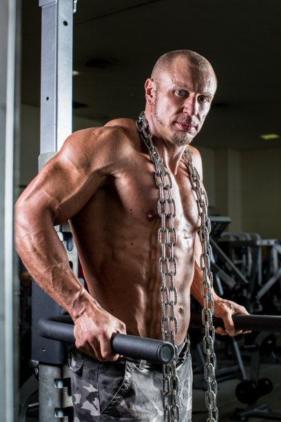 在健身房锻炼的健美运动员图片下载