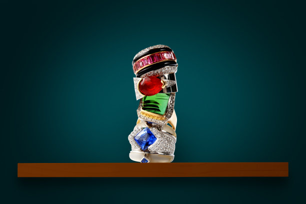 华丽的戒指堆放在木架上图片下载