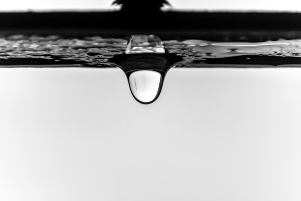 多雨的水滴图片下载