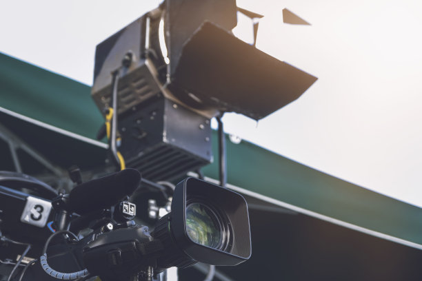 专业摄像机和灯光设置在室外进行直播图片下载