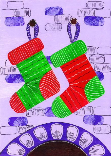 挂在壁炉旁的圣诞袜。绿色和红色的针织袜子，圣诞老人的礼物。可爱的传统装饰。完美的贺卡，墙上海报，销售广告，漂亮的小礼物。图片下载