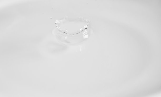 彩色水滴碰撞飞溅概念艺术抽象背景图片下载