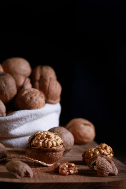 胡桃木包，棕色底色，垂直图片下载