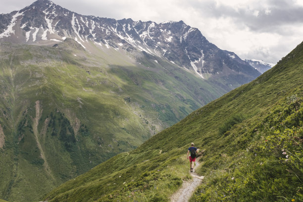 一名男子在奥地利阿尔卑斯山普夫蒂兹塔尔地区的高山上徒步旅行，享受夏日假期——令人惊叹的景色和风景图片下载