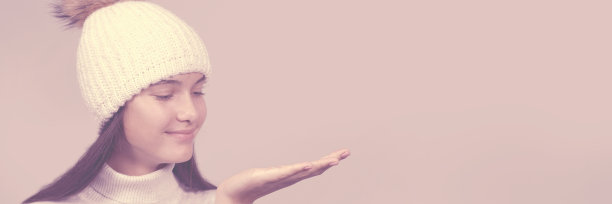 微笑的少女手中的copyspace图片下载