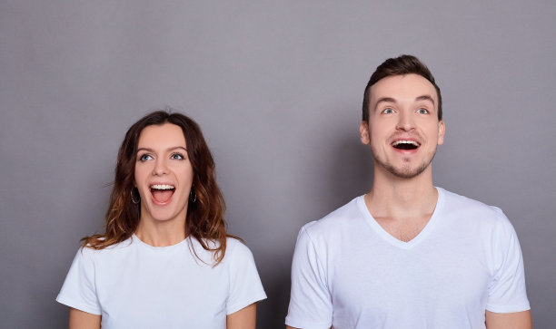 一对年轻夫妇惊讶地抬起头来。图片下载