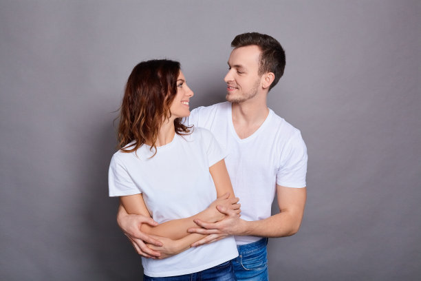 一对相爱的年轻夫妇拥抱着，互相望着对方。图片下载