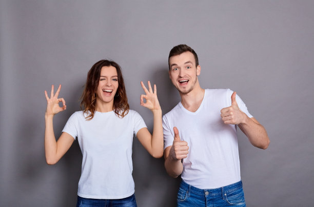 一对快乐的年轻夫妇庆祝成功。图片下载