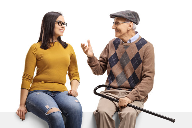 一位老人坐在座席上和一位年轻的女士交谈图片下载
