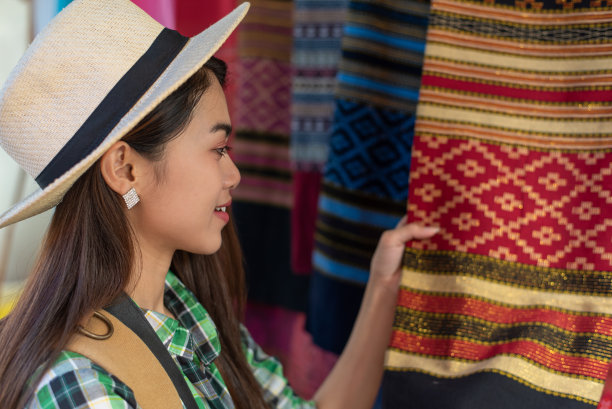 在泰国曼谷度假期间，亚洲女性游客在当地露天市场购物图片下载