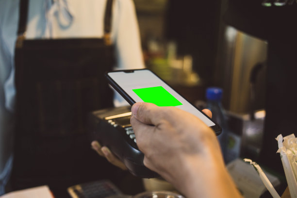 在咖啡店里，员工可以通过扫描二维码来支付食物图片下载