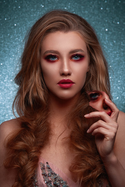 有精神疾病的女人拿着镜子倒影图片下载