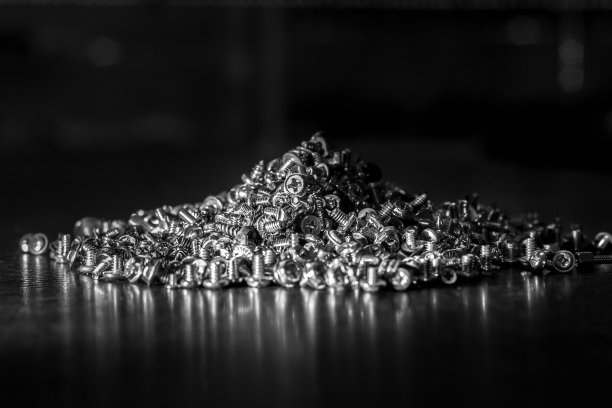 一堆螺丝钉，黑白的图片下载