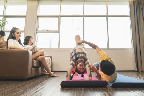 新常态的生活方式亚洲全家福三代放松愉快家庭瑜伽健身在客厅隔离社交距离活动图片下载