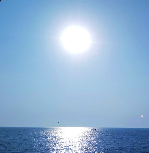 阳光普照海面图片下载