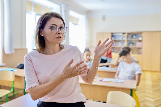 成熟的女教师说话做演示教看着镜头图片下载