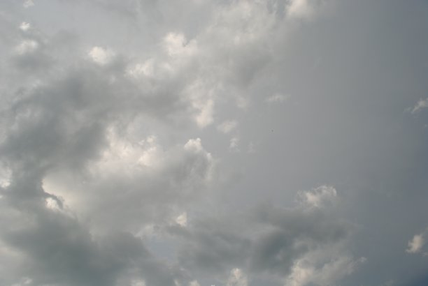 悲观的多云的天空图片下载