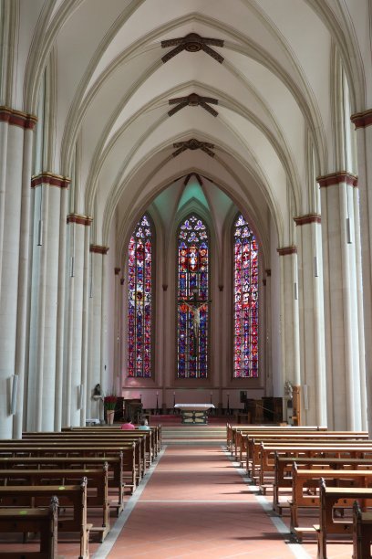 天主教堂内部有彩色彩色玻璃和柱子图片下载