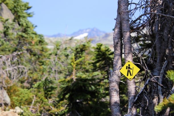 加拿大不列颠哥伦比亚省惠斯勒小径上的徒步旅行标志图片下载