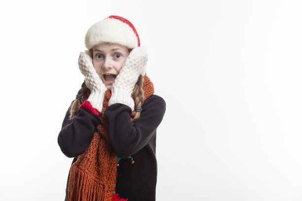 奇怪的白种女孩与辫子摆姿势在冬季装对抗纯白色在工作室。水平的形象图片下载