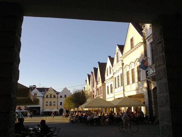 黄昏的蓝天，充满活力的老城，鹅卵石广场和五颜六色的建筑立面图片下载