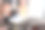 手握筷子与熟熏肉在涮锅和素喜烧火锅图片下载