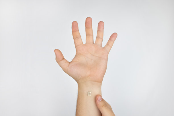 这个人展示了他植入了芯片的手。植入芯片和将电子技术植入人体的概念。控制论和纳米未来图片下载