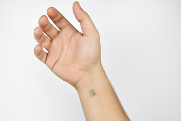 这名男子展示了他植入芯片的手。将电子技术植入人体的概念。控制论和纳米未来图片下载