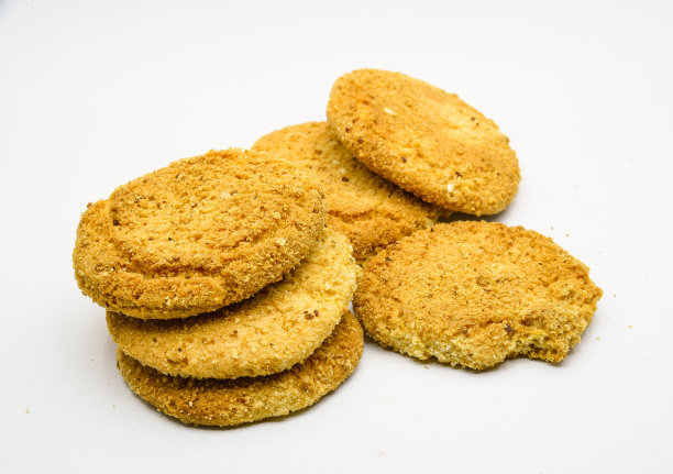 在白色背景上孤立的饼干。阿塔饼干，饼干，白面饼干-印度烹饪图片下载