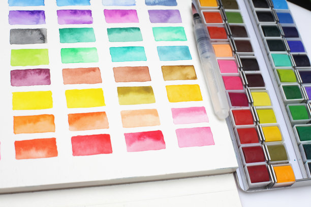 盒子与水彩，笔刷和调色板在浅灰色的背景。图片下载