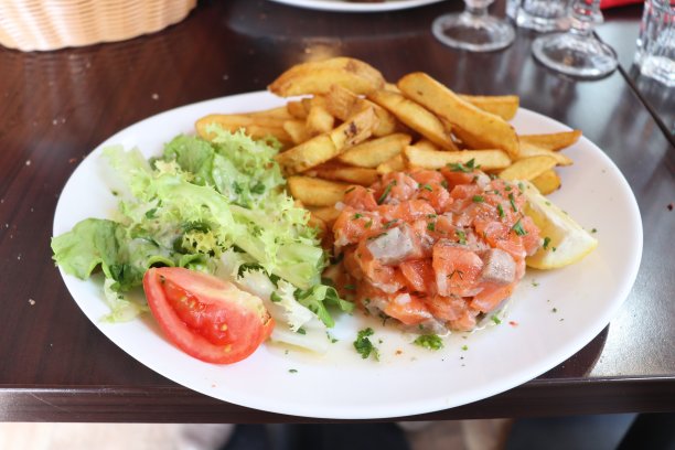 三文鱼鞑靼配薯条和沙拉图片下载