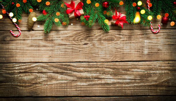 明亮的圣诞安排冷杉树枝，甜红的藤条，红色的圣诞球在木制的背景。寒假，新年。平铺，俯视图，拷贝空间。横幅。图片下载