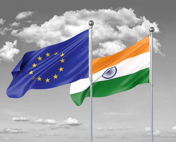 两个现实的旗帜。欧盟vs印度。欧盟和印度的厚厚的彩色丝绸旗帜图片下载