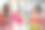 在购物中心拿着购物袋、钱、信用卡的女人。时尚女人喜欢在黑色星期五有销售标签的网站。电子商务时尚数字化营销生活方式图片下载