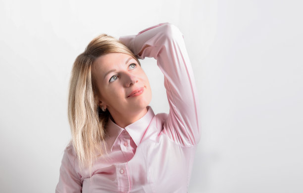 一个年轻的金发女子的肖像，梦想在一个光明的背景图片下载