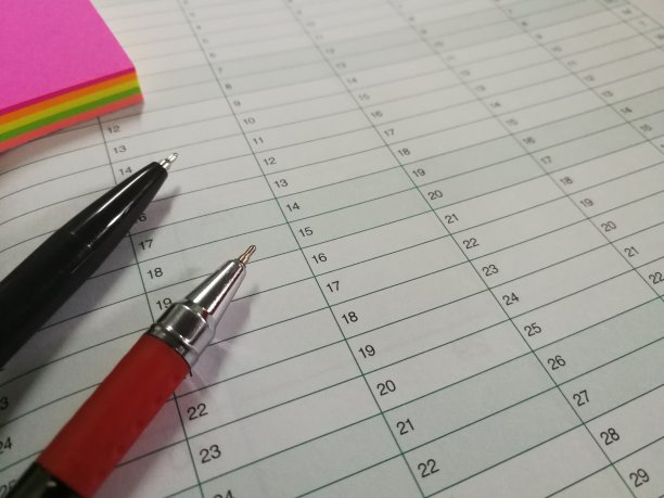 在计划纸上的笔和记事本图片下载