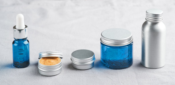 套的金属和玻璃容器的天然化妆品对亚麻织物图片下载