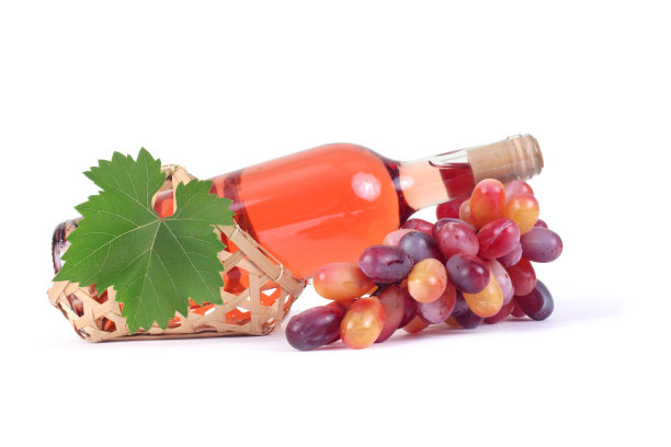 一瓶玫瑰葡萄酒和葡萄叶。图片下载