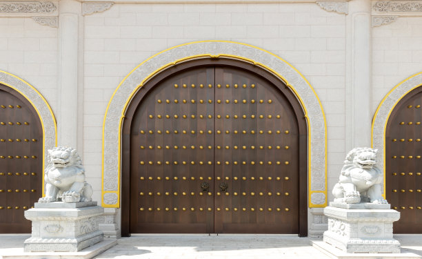 中国寺庙的门和门环。古老的亚洲门来自寺庙。中国的大门。紫禁城宫殿门的东方设计。图片下载