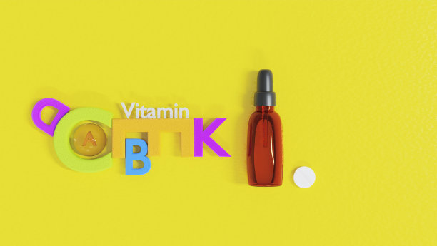 维生素保健理念。维生素字母和精华油化妆品在一个瓶子和白色药丸与黄色背景。多种维生素补充剂的概念。3 d渲染。图片下载