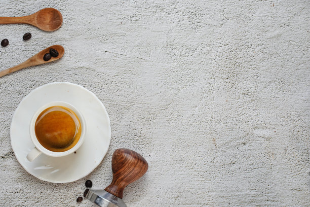 一杯咖啡和咖啡设备，白色，混凝土背景，俯视图，拷贝空间。素材图片