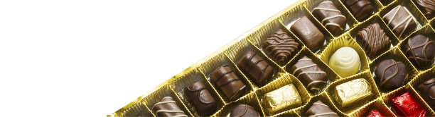 从各种类型的巧克力块在盒子为情人节孤立的白色图片下载