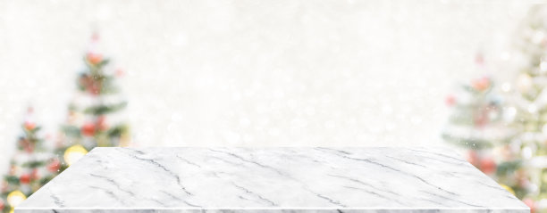 透视大理石桌子与模糊的圣诞树装饰线灯和蓝色的散景与雪灯。全景木制台面旗帜模拟产品显示贺卡设计在线内容图片下载