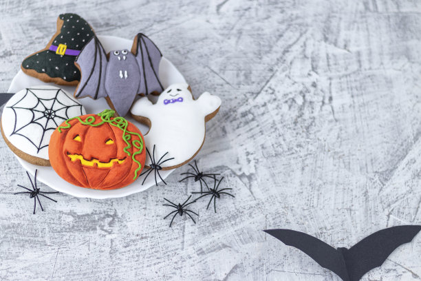 白色纹理混凝土上的美味万圣节饼干。图片下载