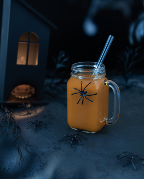 万圣节静物生活在幻想风格与女巫，房子和鸡尾酒图片下载